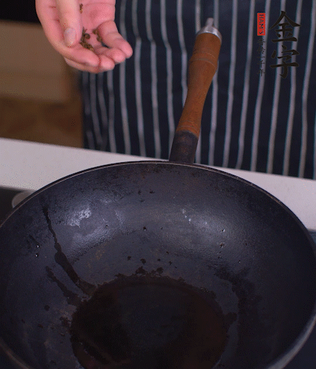 锅中油+花椒粒，烧至7成热时捞出花椒粒。